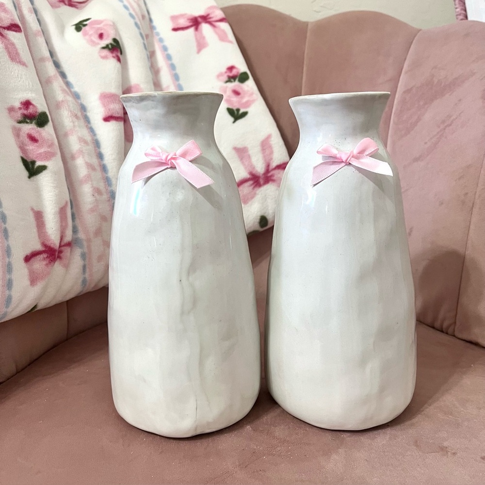 White glossy ceramic vase set with bow